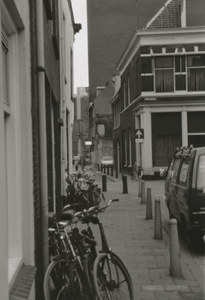 861172 Afbeelding van hinderlijk geparkeerde fietsen tegen de panden Bergstraat 1-5 in Wijk C te Utrecht, met op de ...